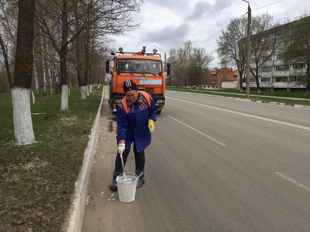 Сотрудники МБУ по благоустройству с 06.00 утра все массово и дружно вышли  на работы по уборке и благоустройству общественных территорий города. |  29.04.2022 | Новомичуринск - БезФормата